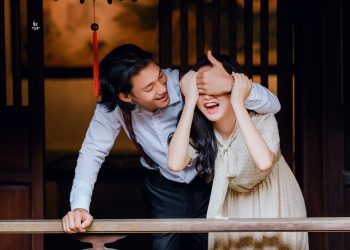 Stock Cặp Đôi Mang Phong Cách Cổ Điển RAW